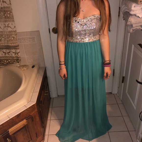 Prom dress - Picture 1 of 3